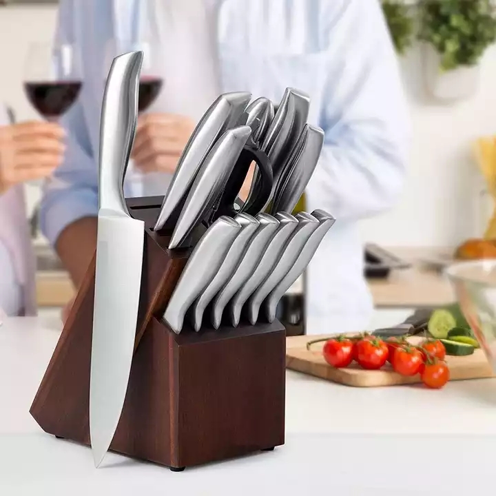 Kuhinjski nož s kovinskim ročajem
